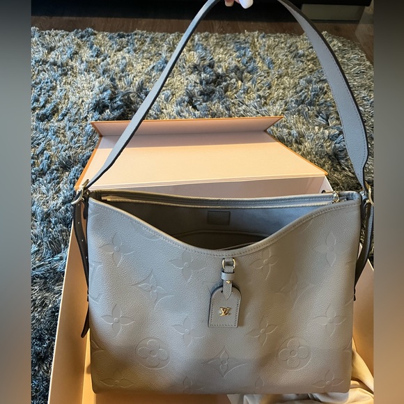 LV CarryAll MM bag in turtle dove - Picture 3 of 13